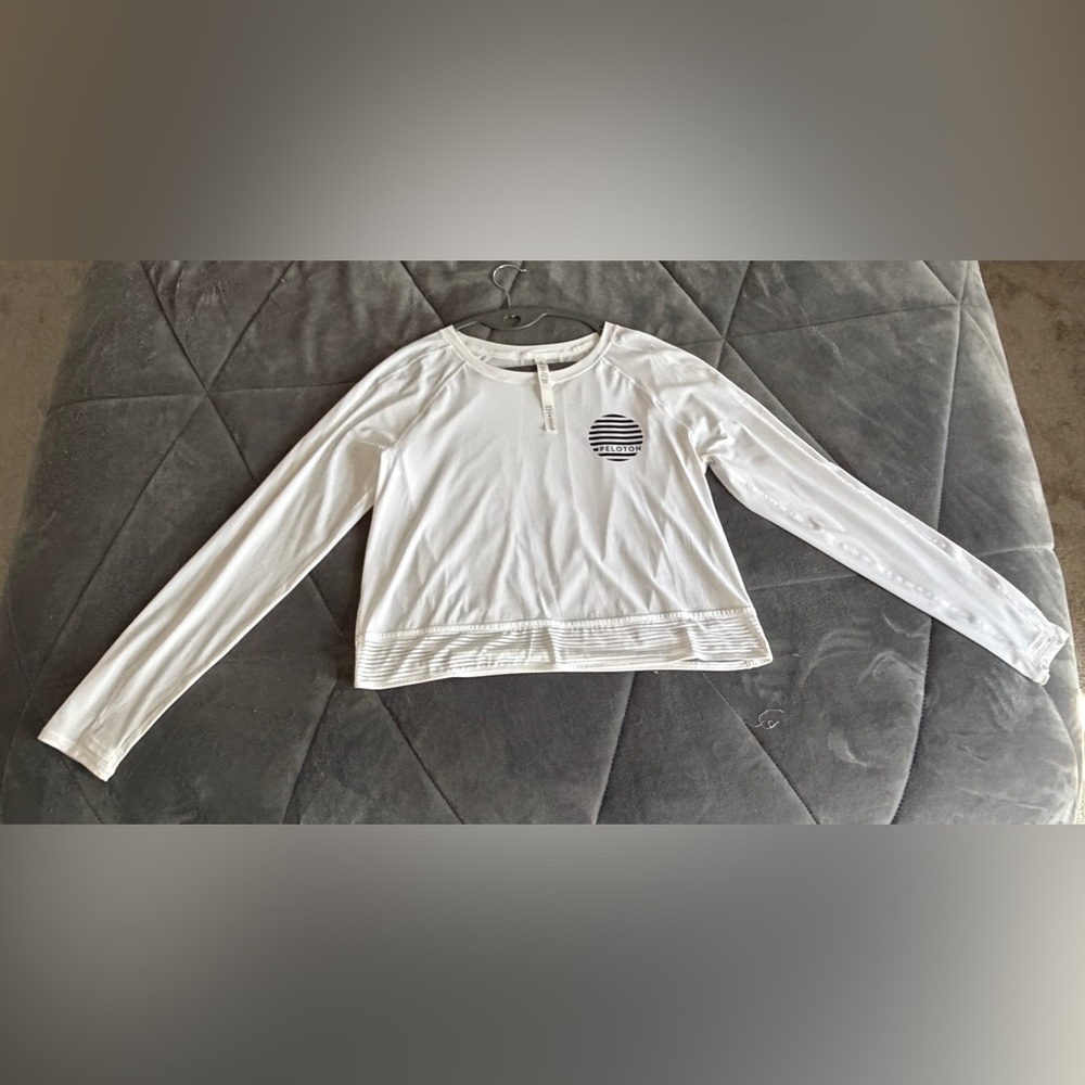 Peloton White Long Sleeve Crop Top Athletic Shirt Size 8 NWT